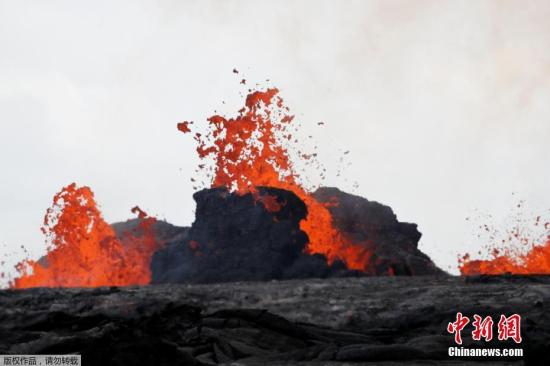 當?shù)貢r間2018年5月26日，美國夏威夷州帕霍阿，基拉韋厄火山持續(xù)噴發(fā)，巖漿涌向Leilani Estates住宅區(qū)。