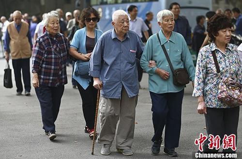 1月14日，中國國務(wù)院發(fā)布《關(guān)于機關(guān)事業(yè)單位工作人員養(yǎng)老保險制度改革的決定》，決定廢除養(yǎng)老金“雙軌制”。方案明確，機關(guān)、事業(yè)單位建立與企業(yè)相同基本養(yǎng)老保險制度，實行單位和個人繳費，改革退休費計發(fā)辦法。圖為南京一所高校的退休教師們參加活動的資料照片。 <a target='_blank' href='http://www.chinanews.com/'>中新社</a>記者 泱波 攝