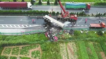 京港澳高速車禍親歷者：兩車相撞一聲巨響，我第一個(gè)爬出來