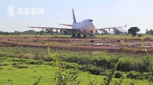 田地里有飛機(jī)！泰國(guó)村民一覺(jué)醒來(lái)被波音747驚呆