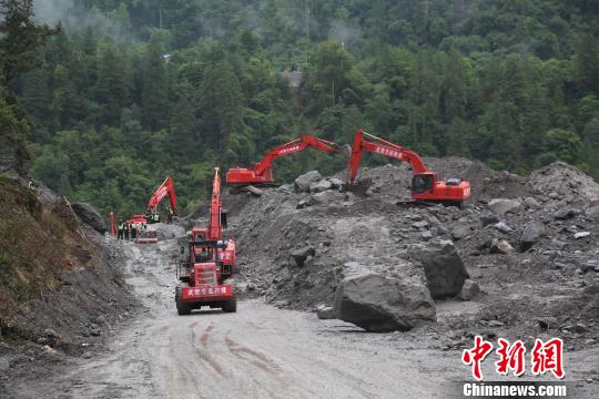 圖為該部隊(duì)多機(jī)械合作搶通道路。武警某部交通三支隊(duì)供圖