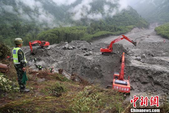 圖為該部隊(duì)官兵指揮搶通車輛作業(yè)。武警某部交通三支隊(duì)供圖