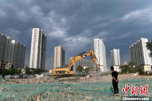 資料圖：工人操作挖掘機(jī)在太原一商品房建設(shè)工地施工作業(yè)。<a target='_blank' href='http://www.chinanews.com/'>中新社</a>記者 韋亮 攝