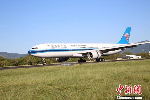 圖為飛機(jī)著陸。 <a target='_blank' href='http://www.chinanews.com/'>中新社</a>記者 陶社蘭 攝