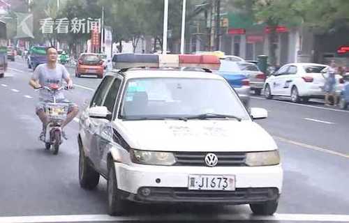 交警開警車被舉報公車私用 單位不懲罰還表揚(yáng)他