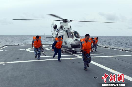 中國海軍第三十批護(hù)航編隊組織直升機(jī)跨晝夜飛行訓(xùn)練