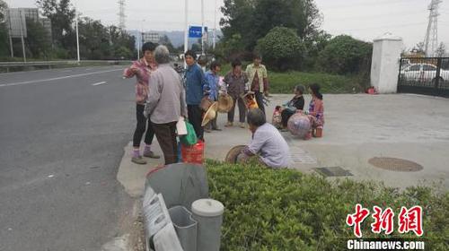 圖為超載面包車內(nèi)乘客滯留公路?！「咚俳痪B興支隊(duì)供圖 攝