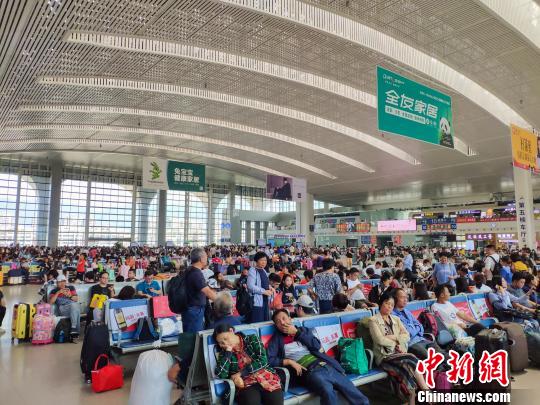 圖為旅客在候車廳候車。　李南軒 攝