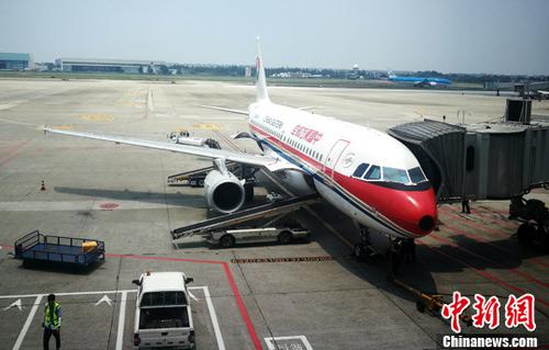 圖為成都雙流國際機場停機坪上正在上客的客機。(資料圖) <a target='_blank' href='http://www.chinanews.com/'>中新社</a>記者 劉忠俊 攝