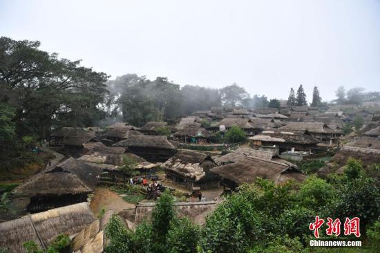 10月3日，翁丁古村。國慶節(jié)期間，位于云南省滄源佤族自治縣的翁丁古村吸引來自國內外的游客探訪。<a target='_blank' href='http://www.chinanews.com/'>中新社</a>記者 劉冉陽 攝