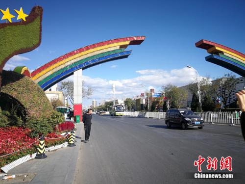 彩虹門是燕郊售樓一條街的標(biāo)志。<a target='_blank' href='http://www.chinanews.com/' >中新網(wǎng)</a>記者 邱宇 攝