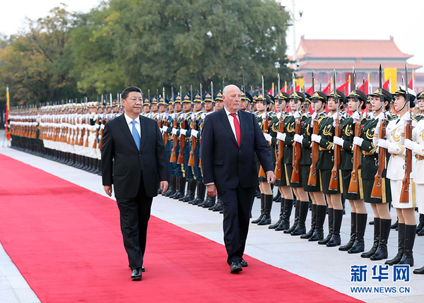 10月16日，國(guó)家主席習(xí)近平在北京人民大會(huì)堂同挪威國(guó)王哈拉爾五世舉行會(huì)談。這是會(huì)談前，習(xí)近平在人民大會(huì)堂東門外廣場(chǎng)為哈拉爾五世舉行歡迎儀式。