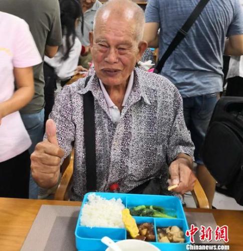 10月17日，81歲的陳志勇老人在?？谑忻捞m區(qū)海府街道龍舌坡社區(qū)“長者飯?zhí)谩本筒蜁r豎起大拇指點(diǎn)贊。　尹海明 攝