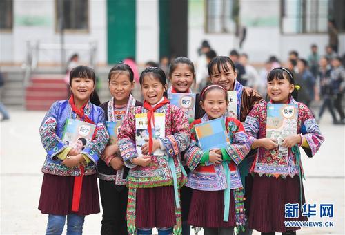 這是廣西融水苗族自治縣白云鄉(xiāng)中心校紅瑤女童班的各族女童（2017年11月29日攝）。 新華社記者 黃孝邦 攝