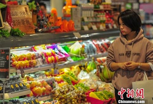 10月16日，一名消費者在超市選購商品。<a target='_blank' href='http://www.chinanews.com/'>中新社</a>記者 于海洋 攝