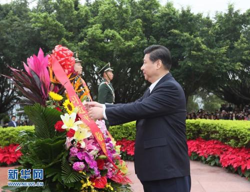 資料圖：2012年12月7日至11日，時(shí)任中共中央總書記、中央軍委主席習(xí)近平在廣東省考察工作。這是習(xí)近平在深圳蓮花山公園向鄧小平銅像敬獻(xiàn)花籃。蘭紅光 攝 圖片來(lái)源：新華網(wǎng)