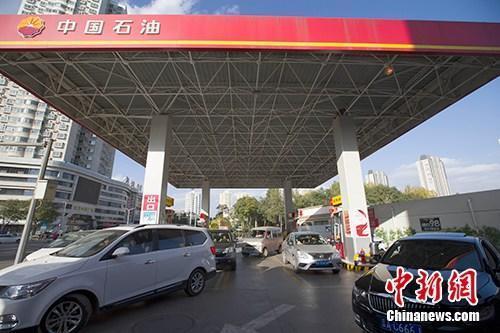 資料圖：車輛正在加油站加油。<a target='_blank' href='http://www.chinanews.com/'>中新社</a>記者 張云 攝