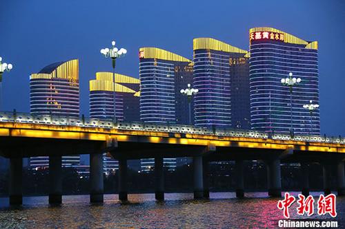 資料圖：山東臨沂沂河夜景。