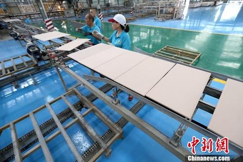 資料圖：某企業(yè)工作人員正在生產(chǎn)作業(yè)。<a target='_blank' href='http://www.chinanews.com/'>中新社</a>記者 張云 攝