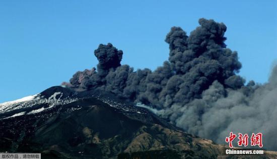 當?shù)貢r間2018年12月24日，意大利卡塔尼亞，世界最活躍的火山之一埃特納火山于當日再度噴發(fā)，大量火山灰被噴向天空，當?shù)貦C場被關閉。