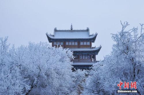 資料圖：小寒時(shí)節(jié)，甘肅嘉峪關(guān)市迎來(lái)了一場(chǎng)大雪。師永紅 攝