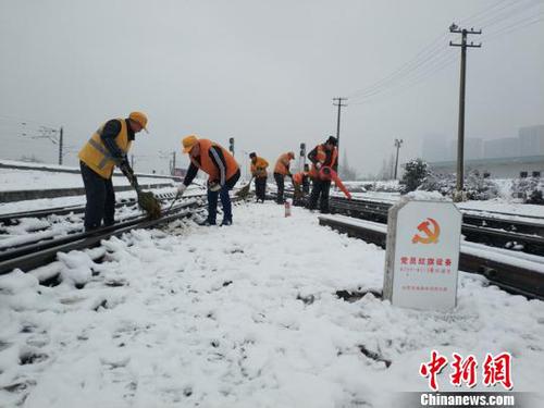 南京東車輛段貨車檢車員風(fēng)雪里按標(biāo)作業(yè)，堅守崗位保障運(yùn)輸安全。（劉寅 攝）