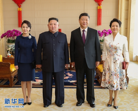 1月8日，中共中央總書記、國家主席習近平同當日抵京的朝鮮勞動黨委員長、國務委員會委員長金正恩舉行會談。1月9日，習近平在北京飯店會見金正恩。這是習近平和夫人彭麗媛同金正恩和夫人李雪主合影。