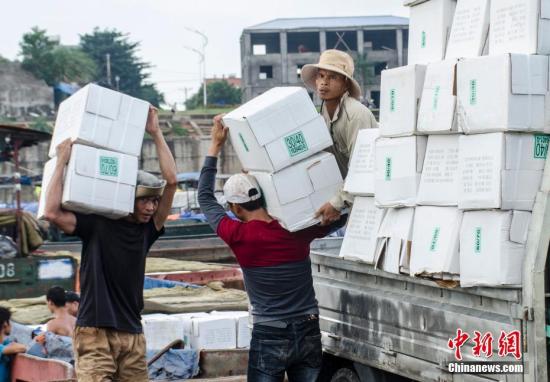 工人在裝載進口貨物。 翟李強 攝