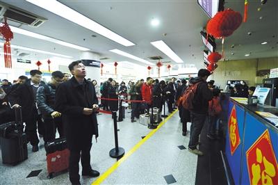 1月17日，南苑機場，準備乘機的旅客。