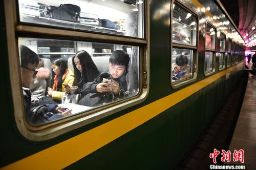 圖為旅客在站點火車上。<a target='_blank' href='http://www.chinanews.com/' >中新網(wǎng)</a>記者 金碩 攝