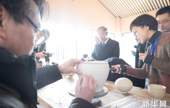 1月22日，游客在上虞區(qū)鳳凰山考古遺址公園了解越窯青瓷制作。