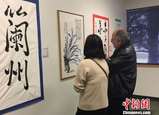 《海外華人寫蘭州國際書法展》在美國丹佛活動的展覽廳一角。　鐘欣 攝