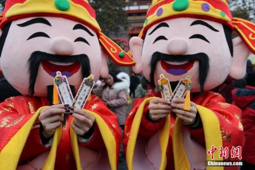 資料圖：“財(cái)神”展示紅包里的“宋錢”。 王中舉 攝