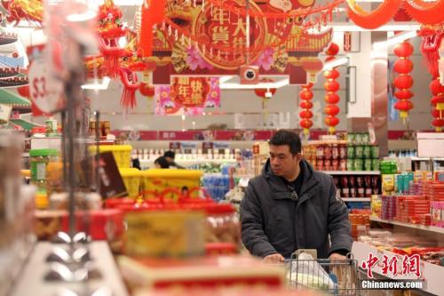 資料圖：消費(fèi)者正在置辦年貨。<a target='_blank' href='http://www.chinanews.com/'>中新社</a>記者 余瑞冬 攝