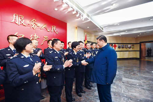 2019年2月1日，中共中央總書(shū)記、國(guó)家主席、中央軍委主席習(xí)近平在北京看望慰問(wèn)基層干部群眾，考察北京冬奧會(huì)、冬殘奧會(huì)籌辦工作。這是1日上午，習(xí)近平在北京市公安局，同公安英模和干警代表一一握手，向全國(guó)廣大公安干警致以新春祝福。 新華社記者 謝環(huán)馳 攝