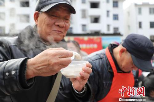 浙江嘉興百余戶家庭齊做湯圓迎元宵：吃了湯圓好團(tuán)圓