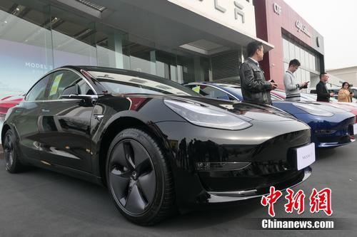 首批特斯拉Model 3中國市場交付現(xiàn)場。 張旭 攝