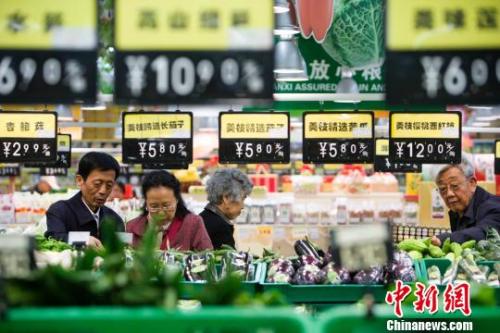 資料圖：超市蔬菜區(qū)。 張云 攝