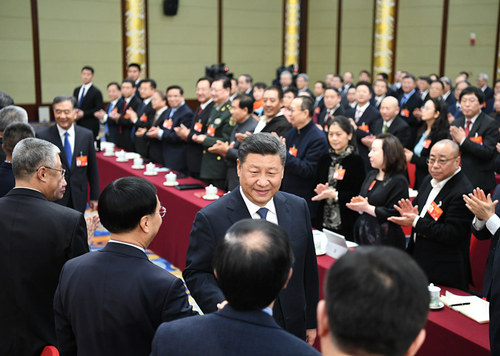 3月4日下午，中共中央總書(shū)記、國(guó)家主席、中央軍委主席習(xí)近平看望參加全國(guó)政協(xié)十三屆二次會(huì)議的文化藝術(shù)界、社會(huì)科學(xué)界委員，并參加聯(lián)組會(huì)，聽(tīng)取意見(jiàn)和建議。