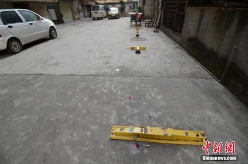 資料圖：某小區(qū)通道上演搶占停車位大戰(zhàn)。<a target='_blank' href='http://www.chinanews.com/'>中新社</a>發(fā) 胡楊 攝 圖片來源：CNSPHOTO