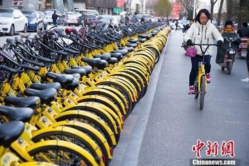 山西太原，民眾正在使用共享單車。<a target='_blank' href='http://www.chinanews.com/'>中新社</a>記者 張云 攝