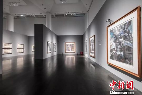 “我本自由——?jiǎng)⒔B薈從藝六十周年藝術(shù)展”20日在北京開幕。　主辦方供圖 攝