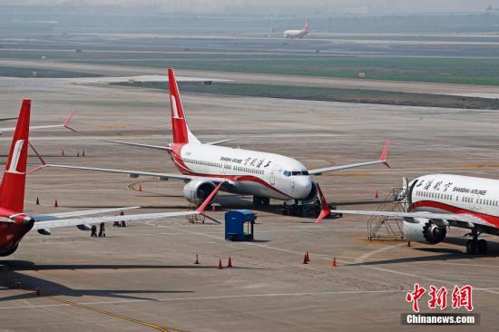 資料圖：3月17日，上海航空公司的9架波音737MAX機(jī)型飛機(jī)停在虹橋國際機(jī)場停機(jī)坪上，工作人員正在對飛機(jī)進(jìn)行檢查。據(jù)路透社報道，波音公司計劃將在未來一周到10天內(nèi)發(fā)布波音737MAX機(jī)型相關(guān)升級軟件。目前，波音737MAX機(jī)型已經(jīng)在全球停飛。<a target='_blank' href='http://www.chinanews.com/'>中新社</a>記者 殷立勤 攝