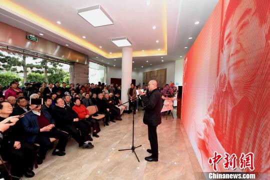 “思入風(fēng)云筆翻江海——丁仃書畫藝術(shù)回顧展”在福州的福建省畫院開幕。圖為中國(guó)文聯(lián)副主席、中國(guó)美術(shù)家協(xié)會(huì)副主席、中國(guó)美術(shù)學(xué)院院長(zhǎng)許江出席開幕式并致辭?！∮浾邉⒖筛?攝