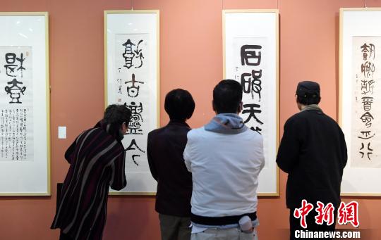 “思入風(fēng)云筆翻江?！∝陼嬎囆g(shù)回顧展”在福州的福建省畫院開幕，吸引觀眾前來觀展。　記者劉可耕 攝