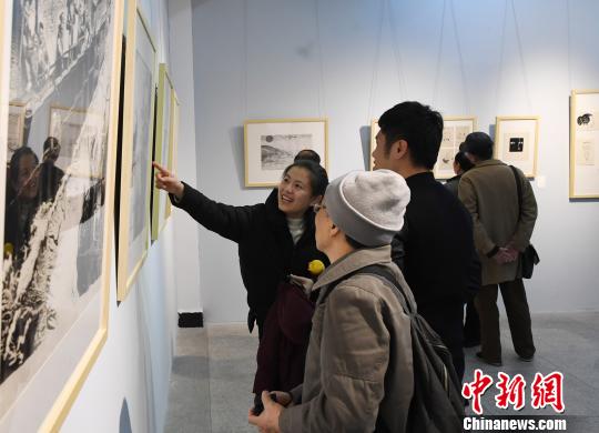 “思入風(fēng)云筆翻江海——丁仃書畫藝術(shù)回顧展”在福州的福建省畫院開幕，吸引觀眾的眼球?！∮浾邉⒖筛?攝