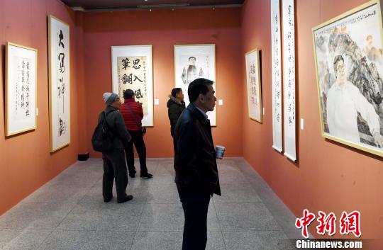 “思入風(fēng)云筆翻江?！∝陼嬎囆g(shù)回顧展”在福州的福建省畫院開幕，吸引觀眾的眼球?！∮浾邉⒖筛?攝