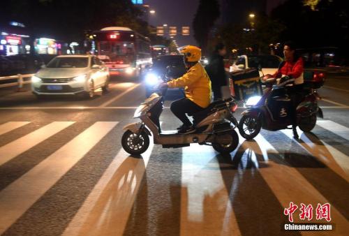 　資料圖：外賣員安興在送餐的路上。<a target='_blank' href='http://www.chinanews.com/'>中新社</a>記者 呂明 攝