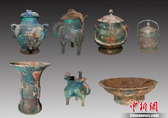 出土器物主要有青銅器、陶器、玉器、骨器等，其中在觚、爵、鐃、卣、斝、盉上發(fā)現(xiàn)有族徽銘文。山西省考古研究所 提供