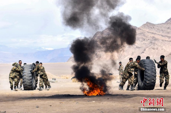 近日，駐守在新疆喀什地區(qū)的武警新疆總隊某機動支隊官兵在高原高寒環(huán)境和復(fù)雜地域條件下組織開展為期一周的“魔鬼周”極限訓(xùn)練。此次極限訓(xùn)練重點對特戰(zhàn)隊員體能、技能、心理、意志等內(nèi)容進行了訓(xùn)練，全面提升了特戰(zhàn)隊員在高原高寒、復(fù)雜環(huán)境下的技戰(zhàn)術(shù)水平。文 圖 柯大為 趙富亮